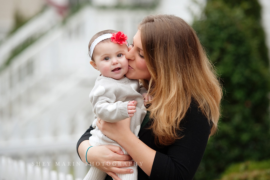 Holiday photosession with mom kissing baby girl