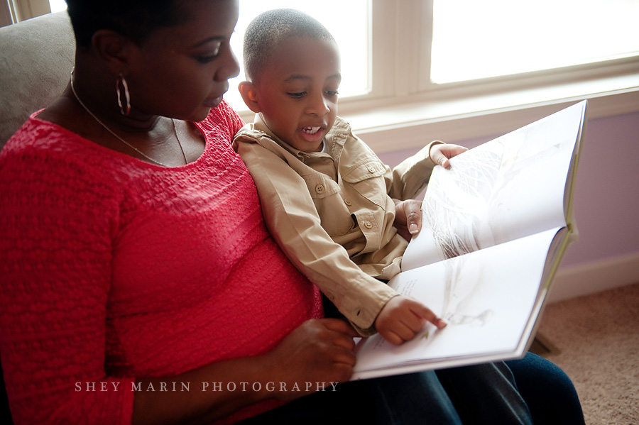 boy reading with mommy in Frederick, Maryland
