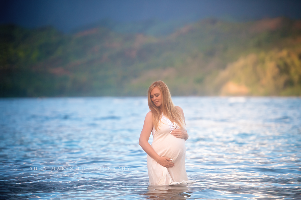 beach maternity photographer | Hawaii travel family photographer