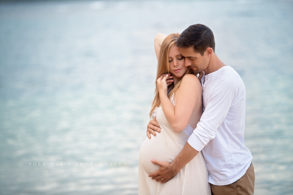 beach maternity photographer | Hawaii travel family photographer
