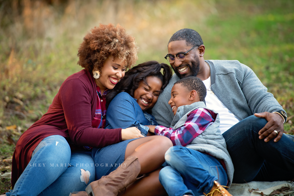 amazing frederick family photographer candid laughing