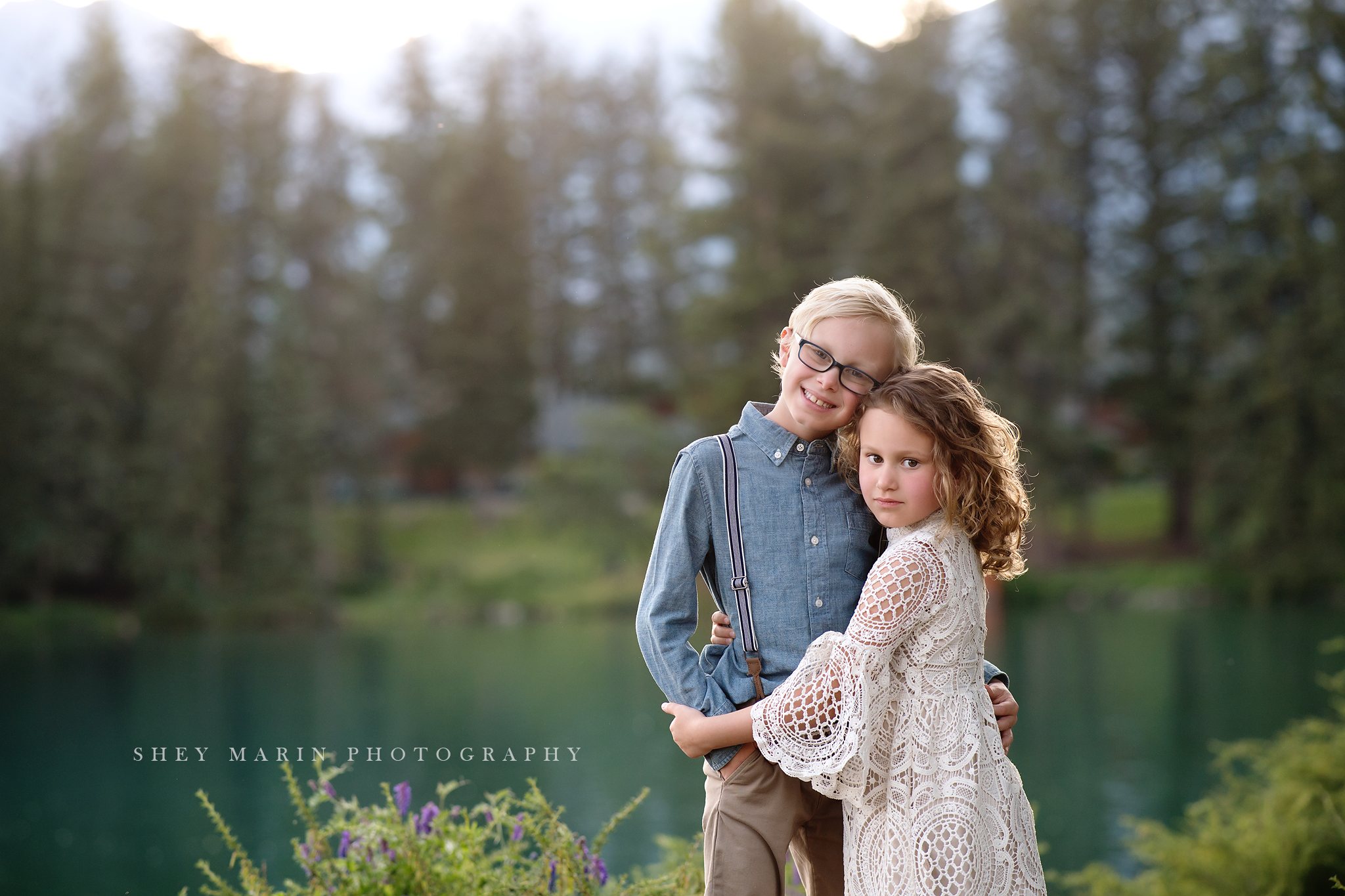 travel family photo session siblings by beautiful Canadian lake