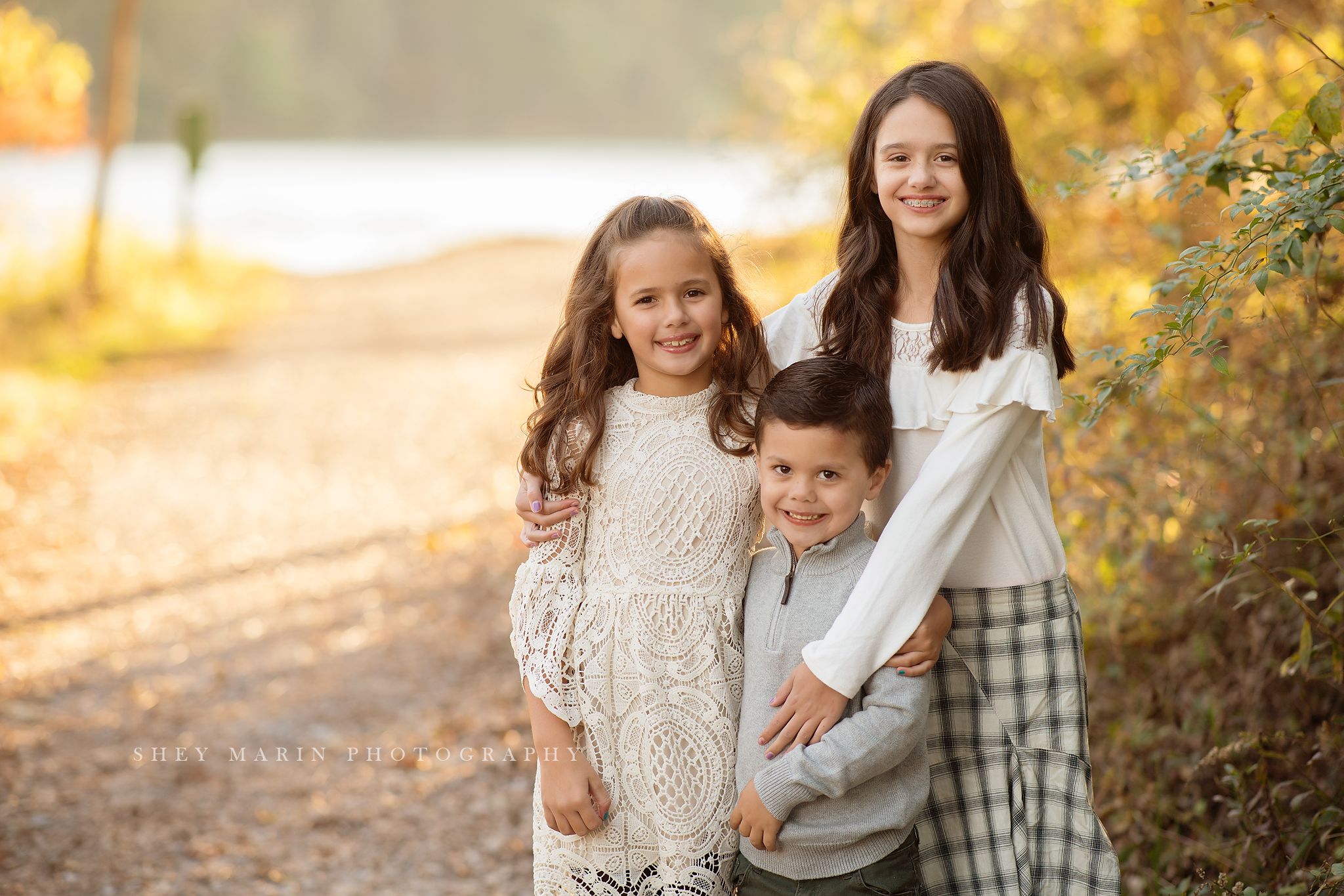 lake living fall family session in frederick maryland