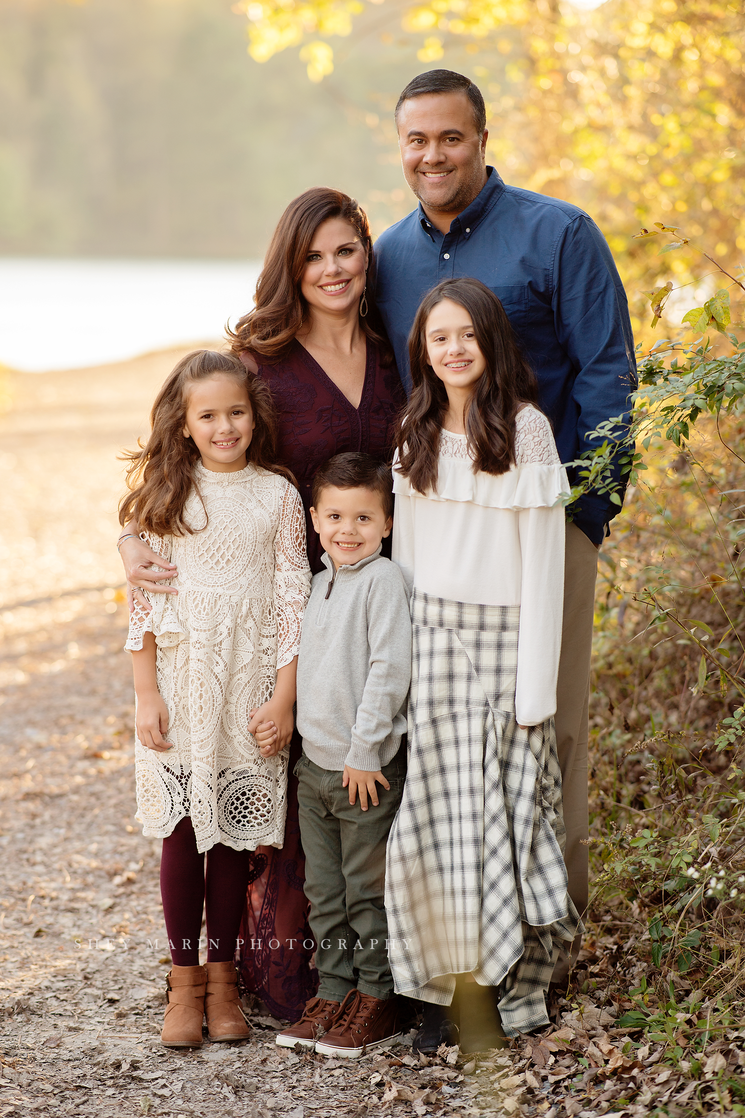 lake living fall family session in frederick maryland