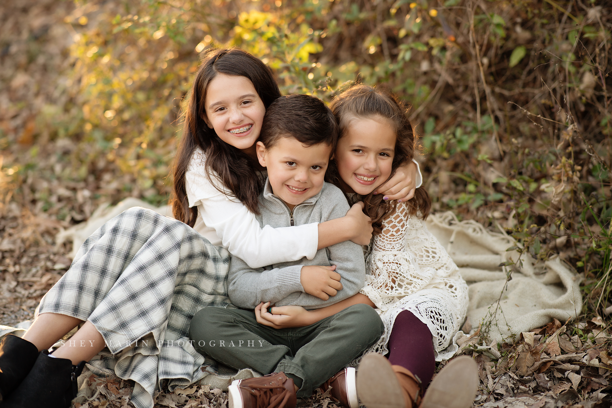 lake living fall family session in frederick maryland