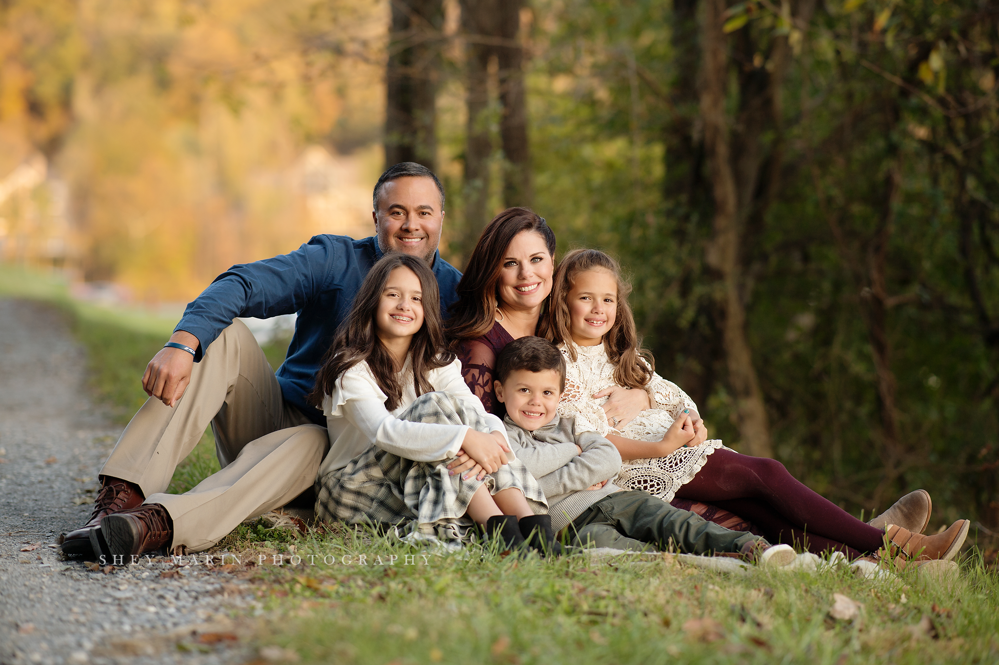 lake living fall family session in frederick maryland