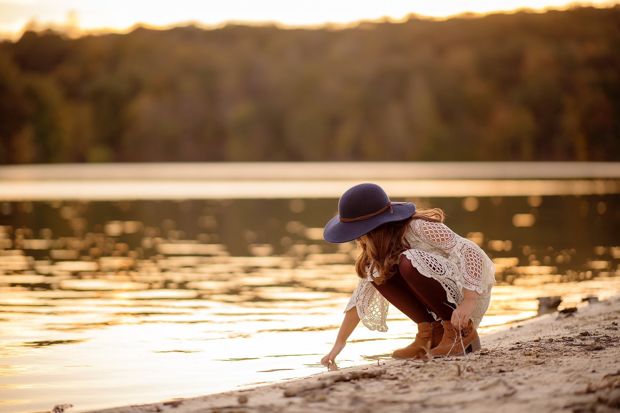 lake living fall family session in frederick maryland