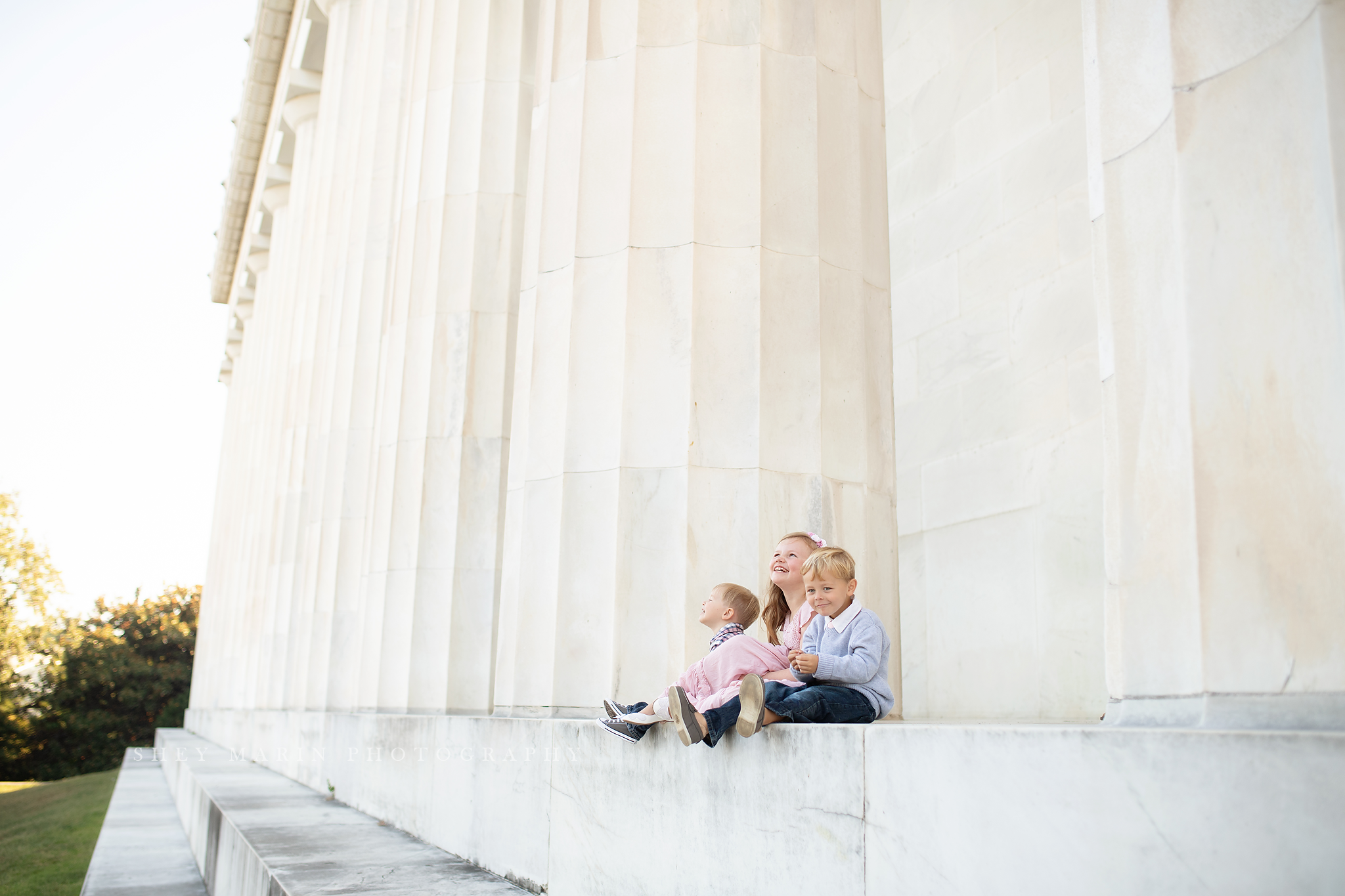 kids laughing at lincoln memorial